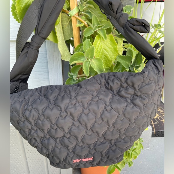 Betsey Johnson Handbags - BETSEY JOHNSON Heart Quilt XL Bow Sling Bag In Black